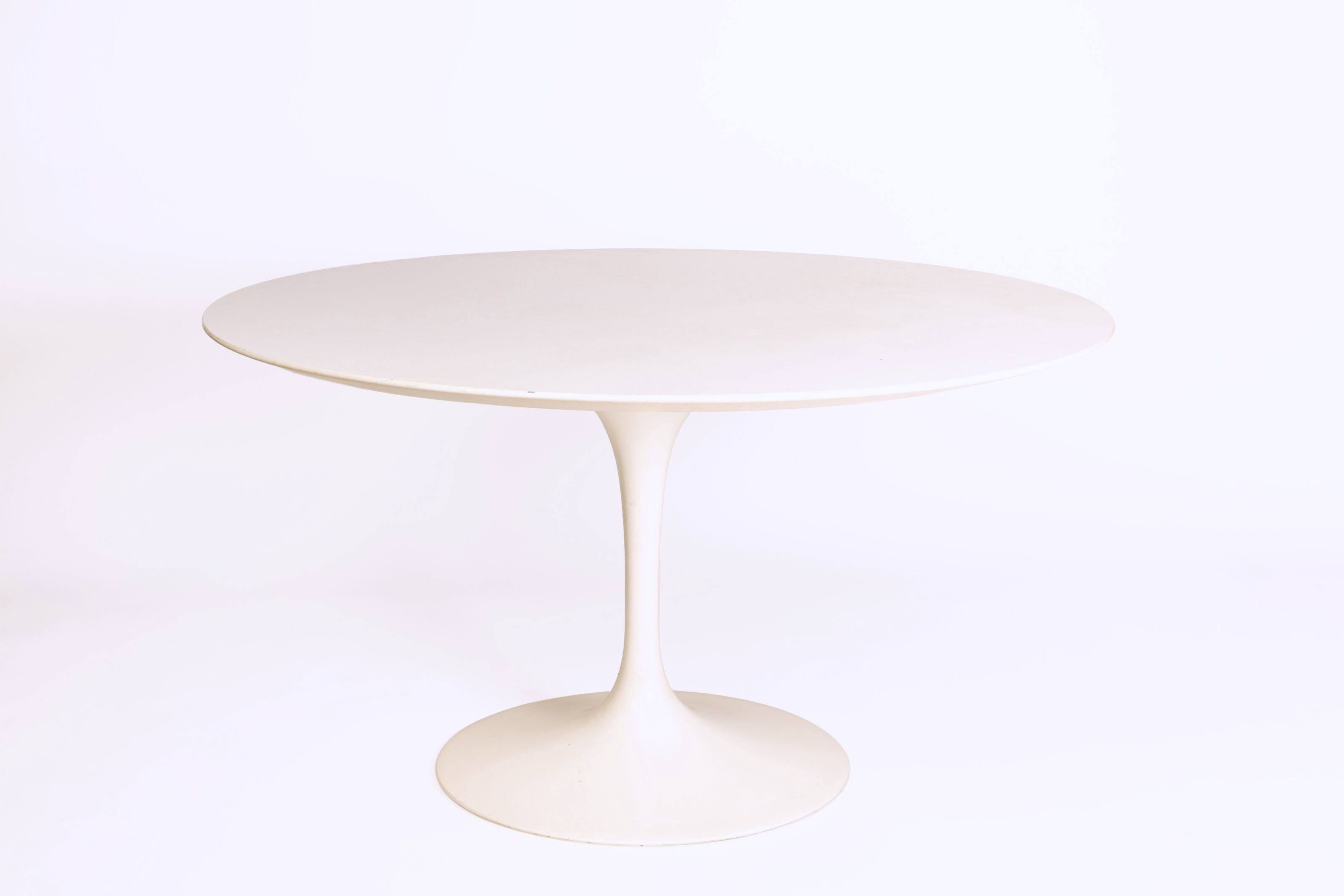 Eero SAARINEN (1910-1961), édition KNOLL INTERNATIONAL. Table circulaire modèle "Tulip", le plateau circulaire en str...