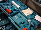 une boîte bleue contenant des outils, posée sur une table