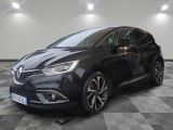 une voiture noire est garée sur le sol en damier d'un garage