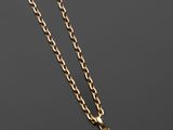 un collier avec un pendentif en or et diamants