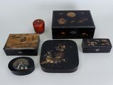 de nombreux types de boîtes décoratives sur la table