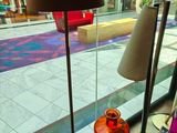 une lampe posée sur une table devant une fenêtre
