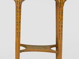 une vieille table en bois munie de roulettes et d'un plateau en bois