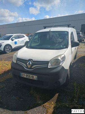 une camionnette blanche garée dans un parking avec d'autres voitures