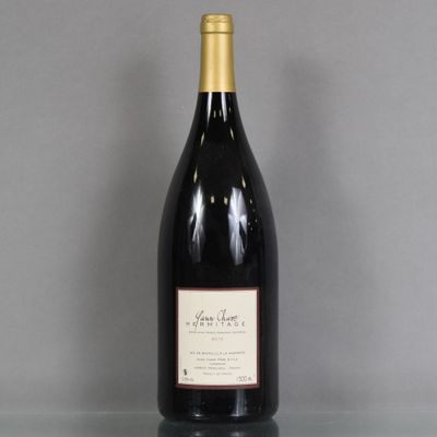 une bouteille de vin posée sur une table en verre