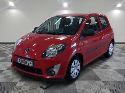 la photo d'une voiture rouge garée dans un garage