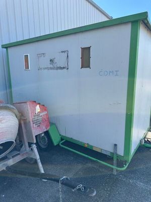 une photo d'une remorque avec un bâtiment en arrière-plan