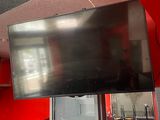 un téléviseur accroché au mur dans une pièce rouge