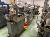 une machine installée à l'intérieur d'une usine