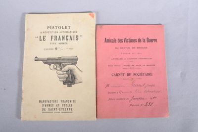 deux livres posés sur une table, avec une main tenant un pistolet et une autre main tenant un pistolet