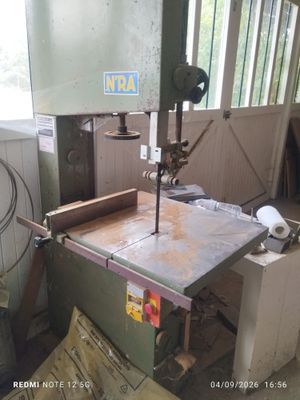 a picture of a machine that is sitting in a room