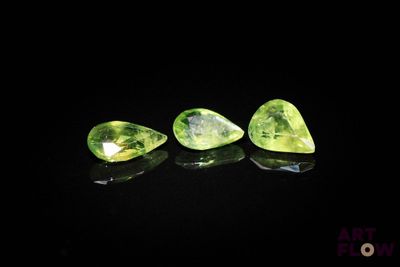 trois péridotites vertes sur fond noir