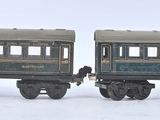 deux petits trains assis côte à côte sur une surface blanche