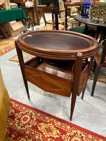 Table à thé en acajou, tablette d’entrejambe à volets, vers 1930.