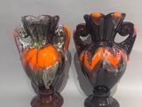 deux vases posés côte à côte sur une table