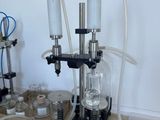 une machine posée sur une table, entourée de nombreuses bouteilles