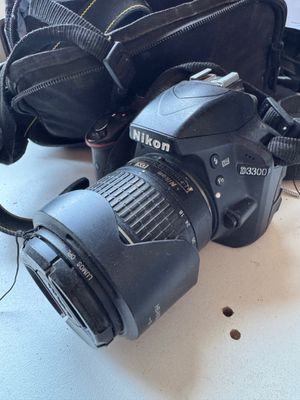 un appareil photo posé sur une table à côté d'un sac