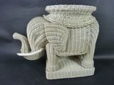 un éléphant en osier avec un panier sur le dos