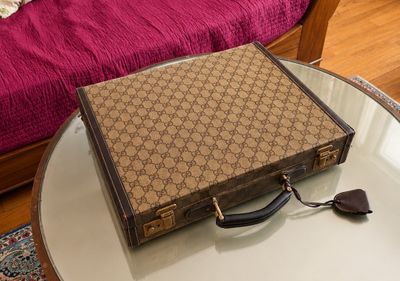 une valise posée sur une table au sol
