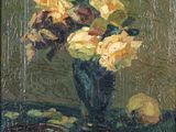 un tableau représentant des roses jaunes dans un vase bleu posé sur une table