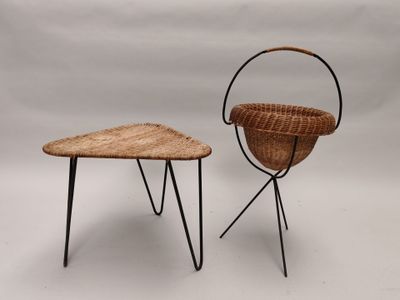 deux chaises et une table sur laquelle est posé un panier