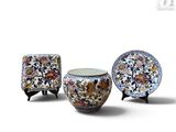 trois vases et un bol posés sur un socle