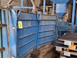 une photo d'une machine qui se trouve dans un entrepôt