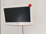 un téléviseur posé sur un meuble dans une pièce