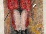 tableau représentant une femme vêtue d'une veste rouge et de bottes noires, assise sur un plancher en bois