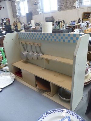 une table sur laquelle sont posées des assiettes et des tasses, dans une pièce