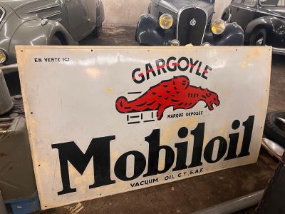 a sign that says gargoyle mobiloi on it