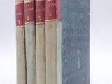 trois livres superposés sur une surface blanche
