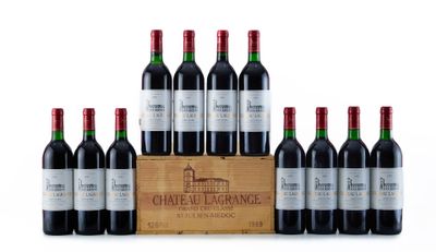six bouteilles de vin rouge dans une caisse en bois sur fond blanc