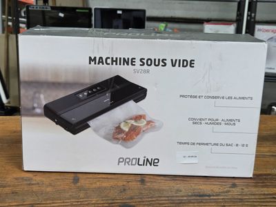 La boîte d'une machine à sous vidéo est posée sur la table