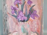 tableau représentant des fleurs violettes dans un vase rose posé sur une table