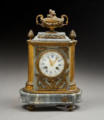 Jolie pendule en marbre gris de rubans, les montants figuran…