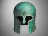 un casque en bronze sur fond gris