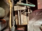 une petite machine qui se trouve dans le coin d'une pièce