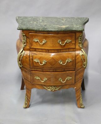 Petite COMMODE en bois de placage à façade et côtés galbés o…
