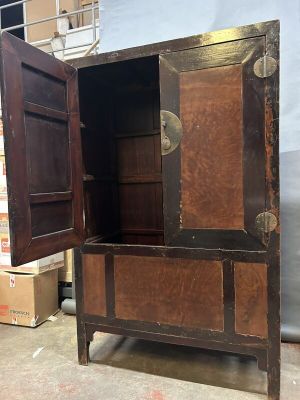 Armoire ouvrant par deux vantaux hauts , partie basse fixe .