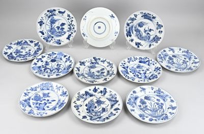 douze assiettes bleues et blanches ornées de motifs floraux sont disposées en cercle