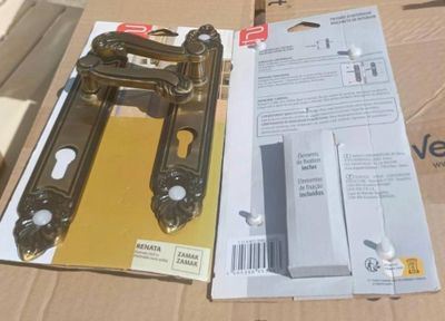 une boîte sur laquelle se trouve une sorte de poignée de porte