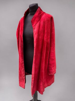 Manteau trois quart en daim rouge, porte une étiquette HERMÈ…