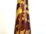 un vase orné d'un motif marron et jaune