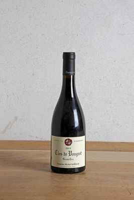 une bouteille de vin posée sur une table en bois