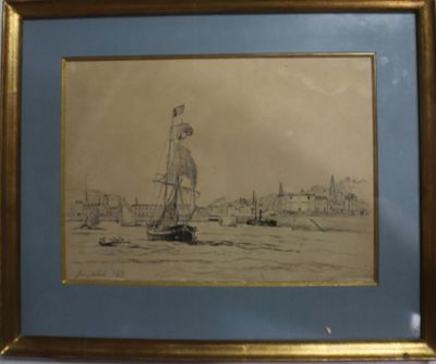 dessin encadré représentant un voilier sur l'eau, avec une ville en arrière-plan