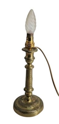 une lampe posée sur une table