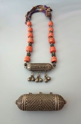 une collection de bijoux comprenant un collier, un bracelet et une boucle d'oreille