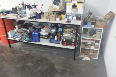 une table sur laquelle sont posés de nombreux objets dans une pièce