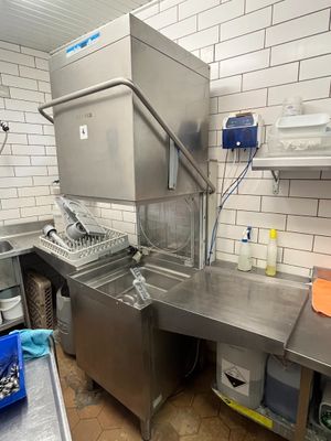 Lave-vaisselle à capot ELETTROBAR en inox.
Vente à l'Etude ou en 